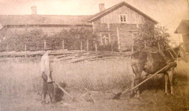 Kalle Muinonen kynt&auml;m&auml;ss&auml;